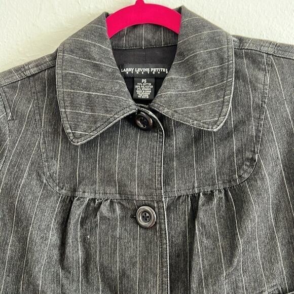 Larry Levine Two Piece Gray and White Pin Stripe Short Sleeve Pant Suit PS - Picture 4 of 12